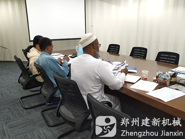 埃塞俄比亞客戶到鄭州建新機(jī)械參觀訪問